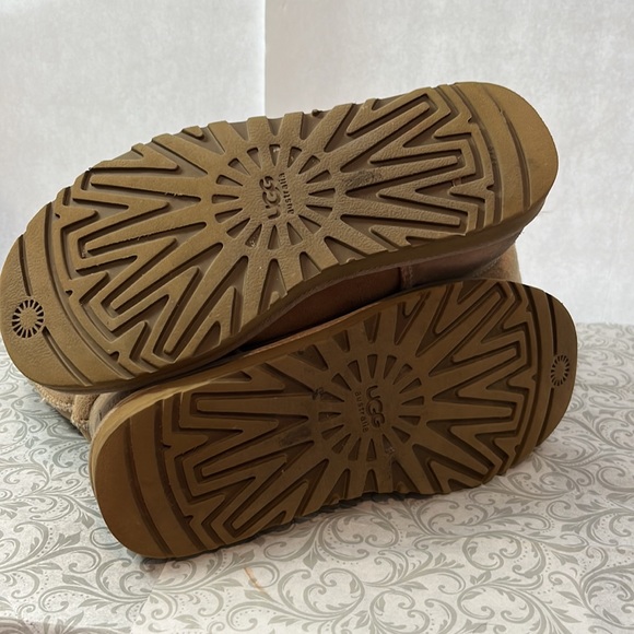 Ugg size 8 in good preowned condition - Picture 9 of 12